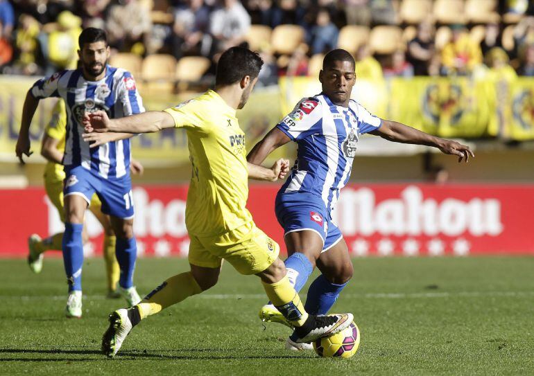 GRA041. VILLARREAL (Castellón), 21/12/2014.- Jaume Costa,iz, del Villarreral e Iván Cavaleiro, del Deportivo, luchan por el balón, durante el partido de la decimosexta jornada de la Liga BBVA que ambos quipos disputan hoy en el estadio de El Madrigal .EFE