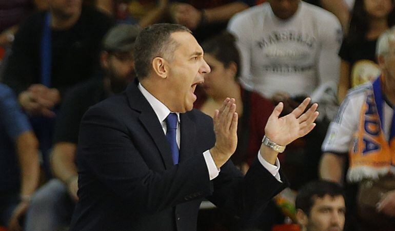 El entrenador del Fuenlabrada, José Ramón Cuspinera, anima a sus jugadores durante el partido de la sexta jornada de Liga ACB disputado ante el FC Barcelona.