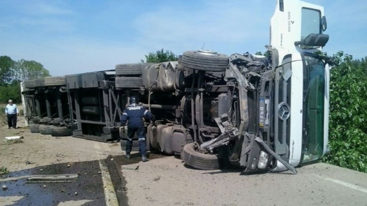 Sigue cortado un carril en la N-122