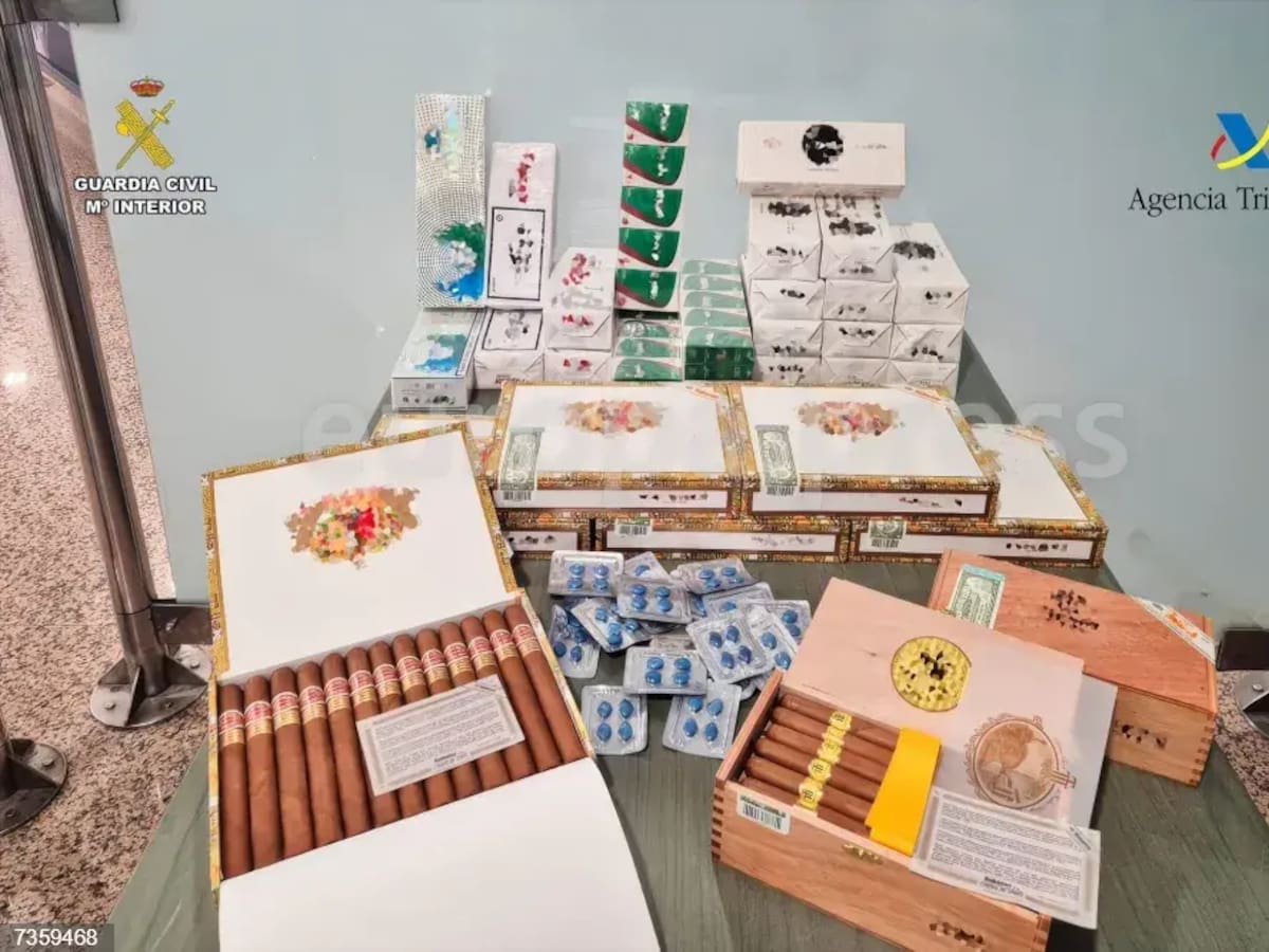Viagra, puros y tabaco: la Guardia Civil intercepta en A Coruña a un pasajero procedente de Cuba