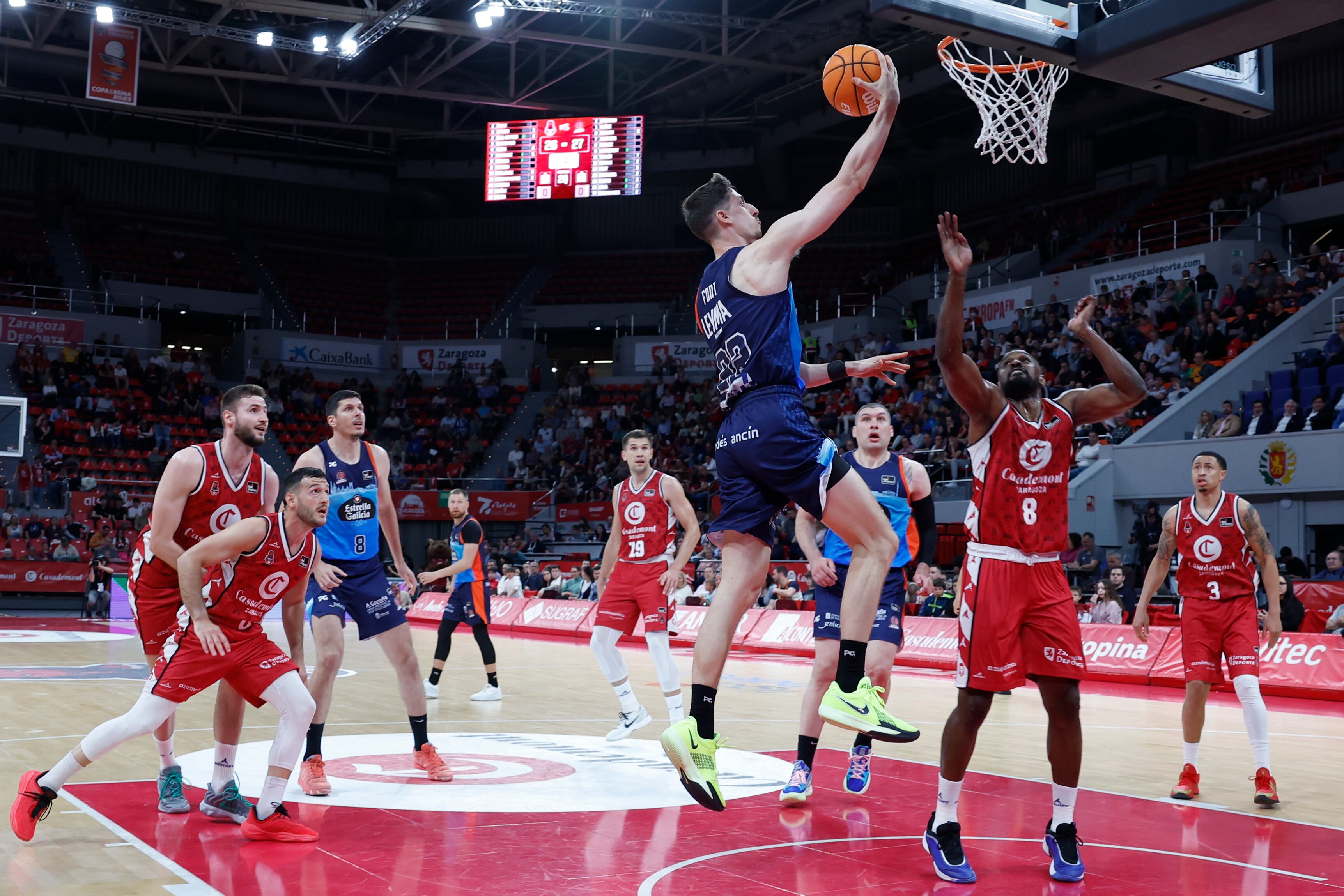 ZARAGOZA, 30/04/2025.- Un momento del encuentro del partido de la Liga Endesa de baloncesto que Casademont Zaragoza y Leyma Coruña disputan este miércoles en la capital aragonesa. EFE/Javier Cebollada