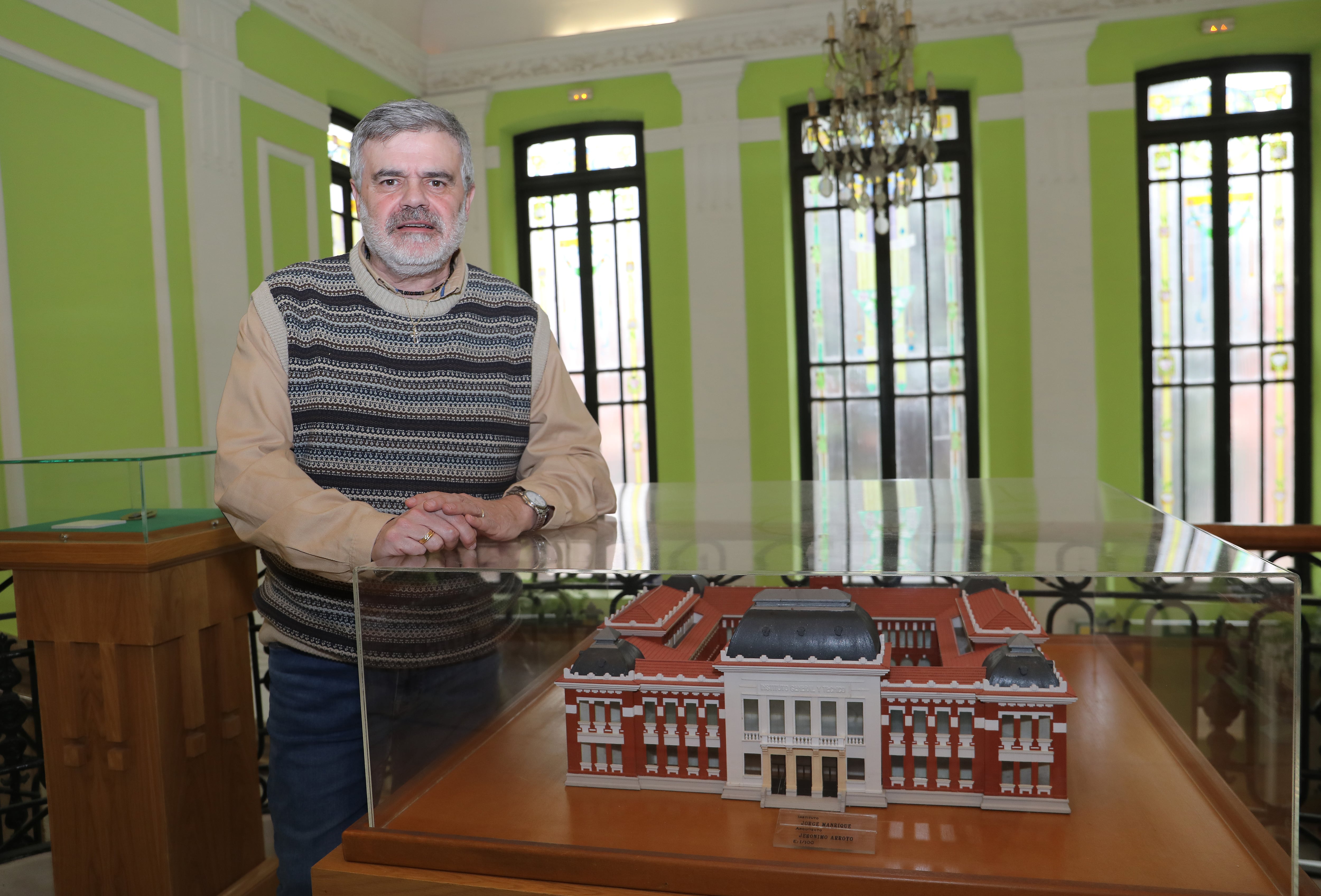 El Instituto Jorge Manrique de Palencia cumple 180 años Placa dedicada al catedrático de Geografía e Historia Julio Valdeón Baruque en el aula que lleva su nombre