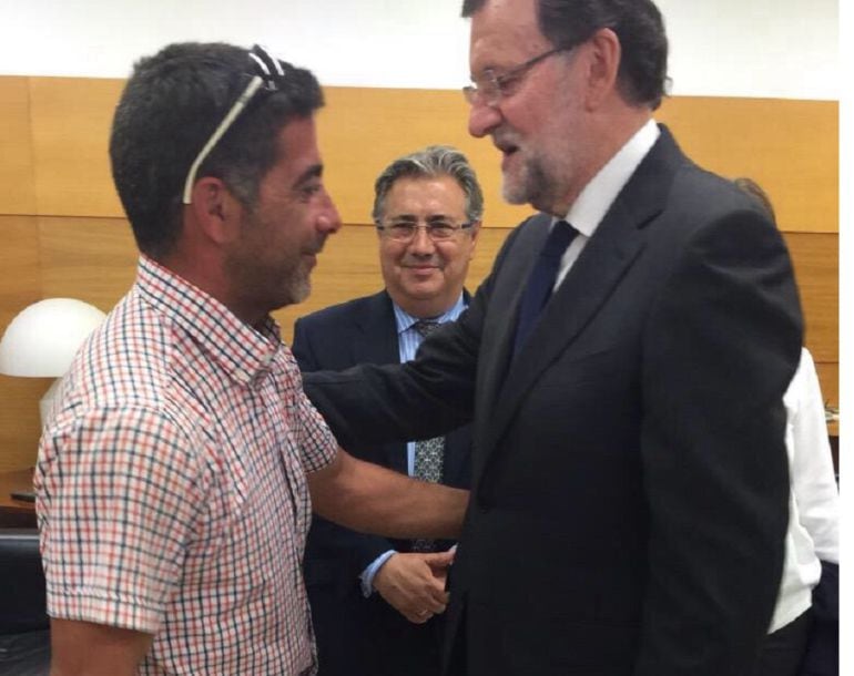 Rajoy recibe a Manuel, uno de los ciudadanos que acudió a auxiliar tras el accidente del A-400M