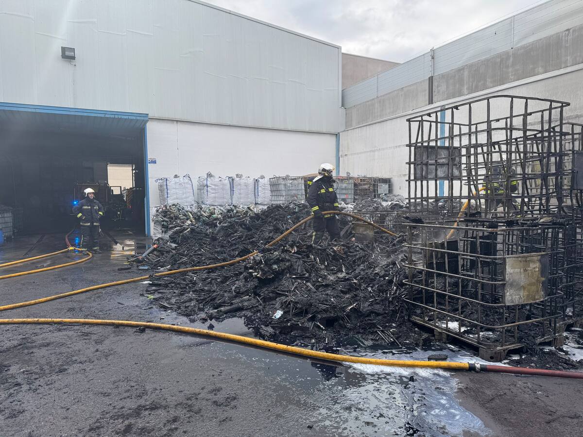 Israel Naveso, portavoz del sindicato de bomberos, denuncia el mal estado del material de los bomberos de Parla