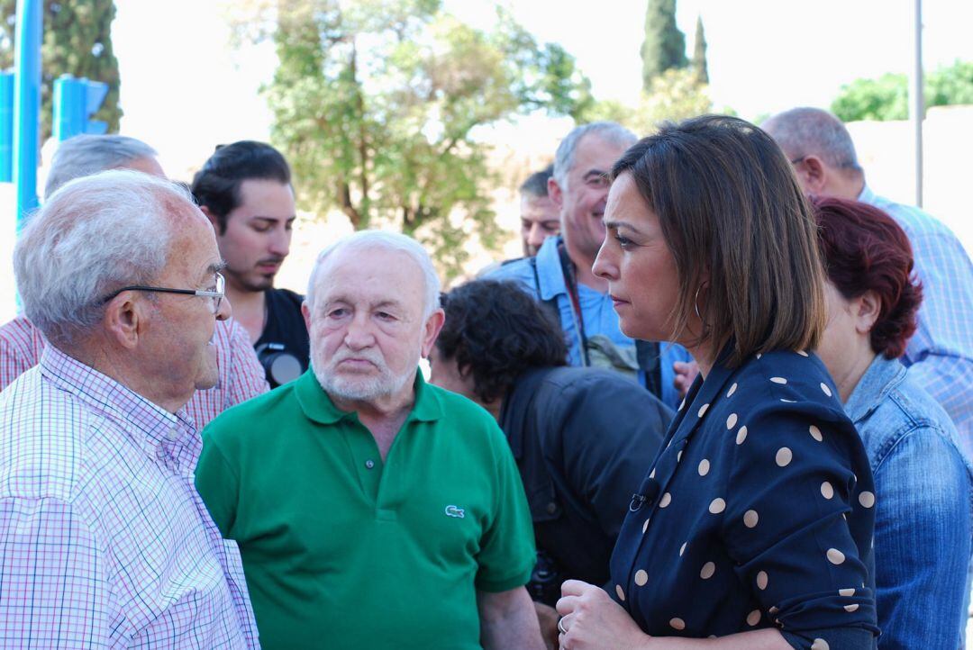 Isabel Ambrosio, en Levante hablando con uno de sus vecinos.