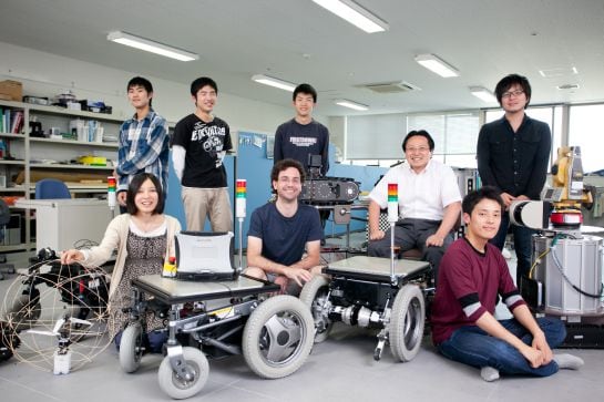 Óscar Martínez (en el centro) con sus compañeros de laboratorio en Japón, en 2013