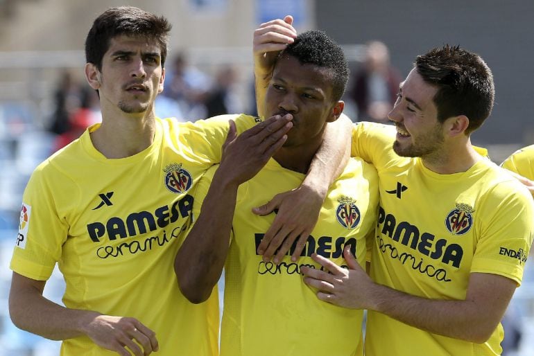 Los jugadores del Villarreal felicitan a su compañero Uche, tras conseguir marcar durante el partido ante el Getafe 