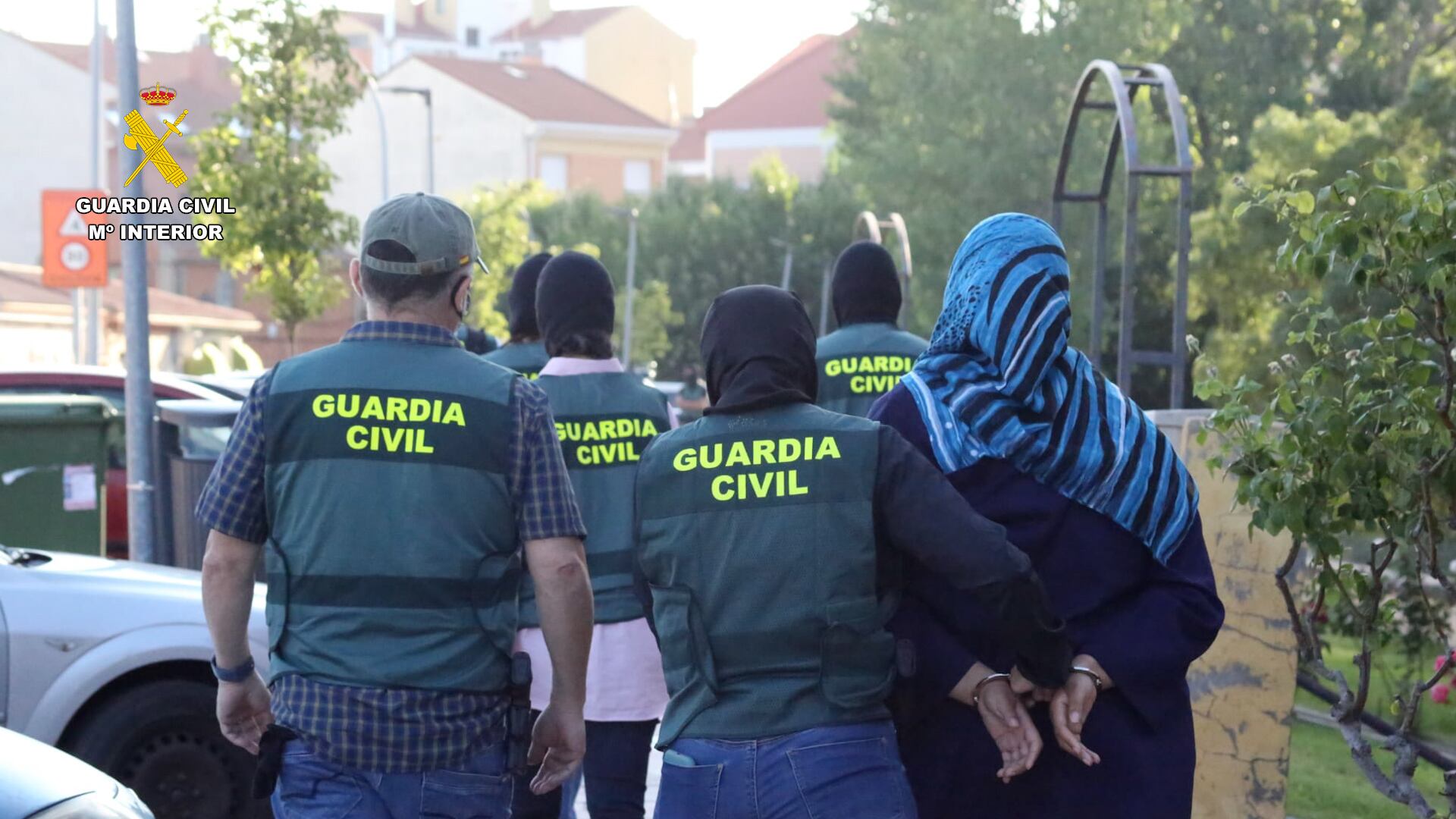 Imágenes distribuidas por la Guardia Civil de la detención en Valladolid de una mujer acusada de mantener una gran actividad en redes sociales en favor de Daesh