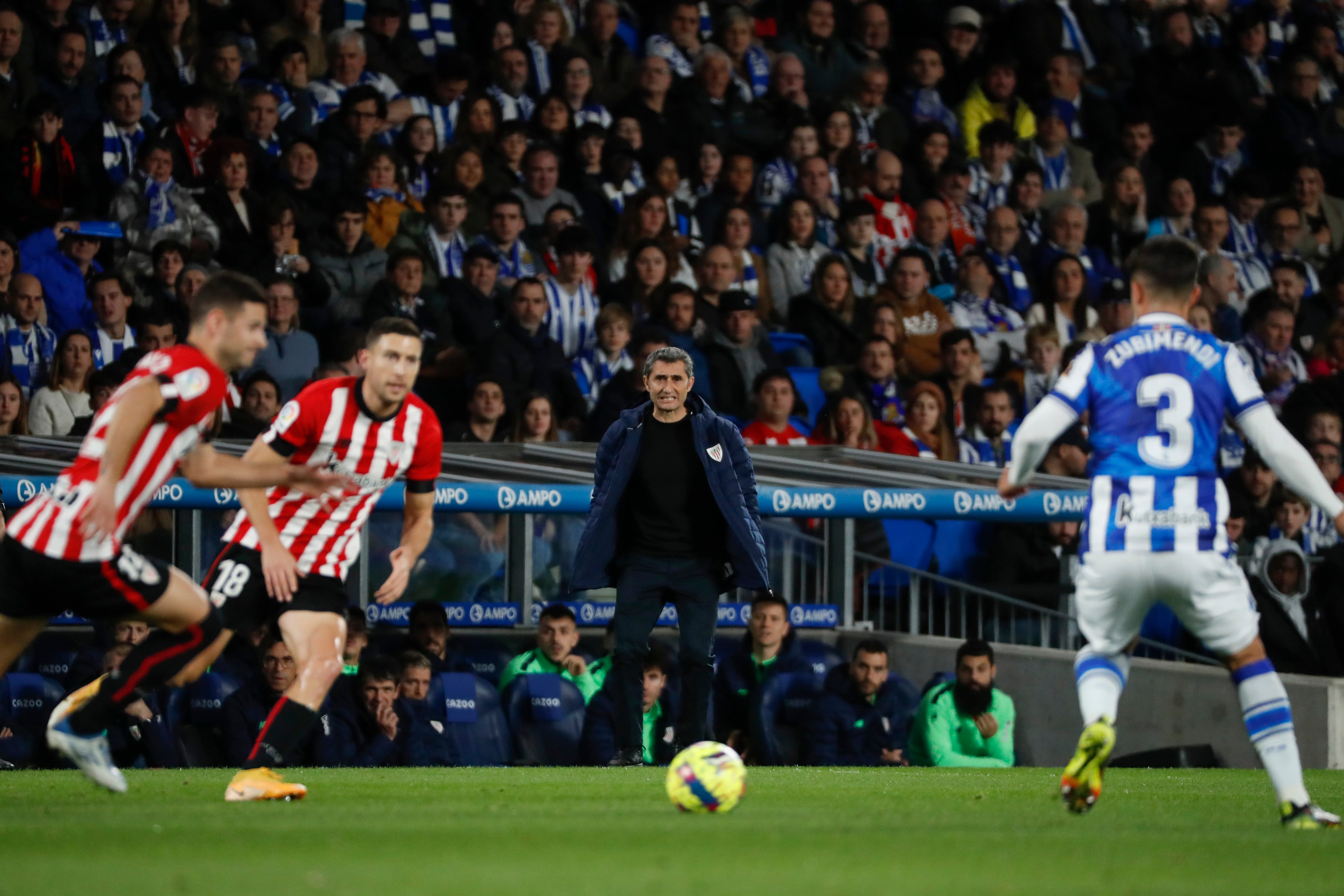 SAN SEBASTIÁN, 14/01/2023.- El entrenador del Athletic de Bilbao, Ernesto Valverde (c), durante el partido de la jornada 17 de la LaLiga Santander que Real Sociedad y Athletic de Bilbao disputan este sábado en el Reale Arena, en San Sebastián. EFE/ Javier Etxezarreta
