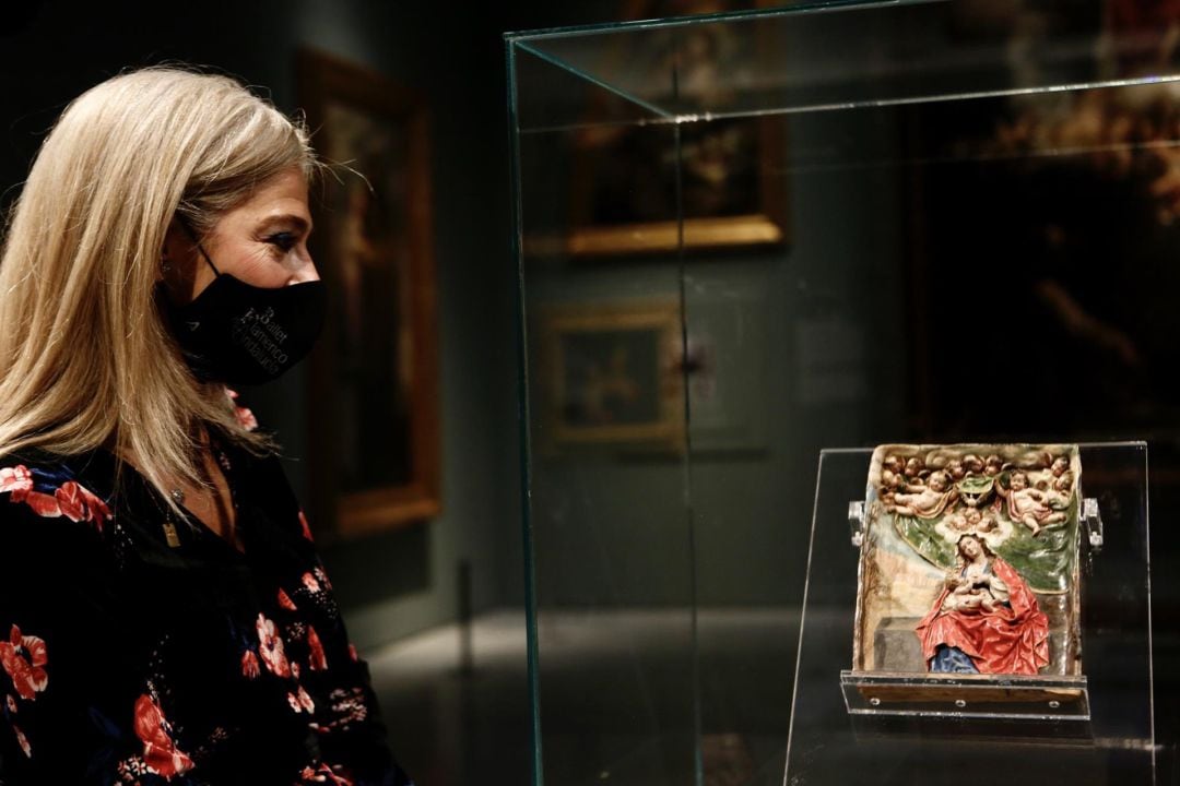 La consejera de Cultura, Patricia del Pozo, delante del relieve de La Roldana, que ahora se expone en el Museo de Bellas Artes de Sevilla. 