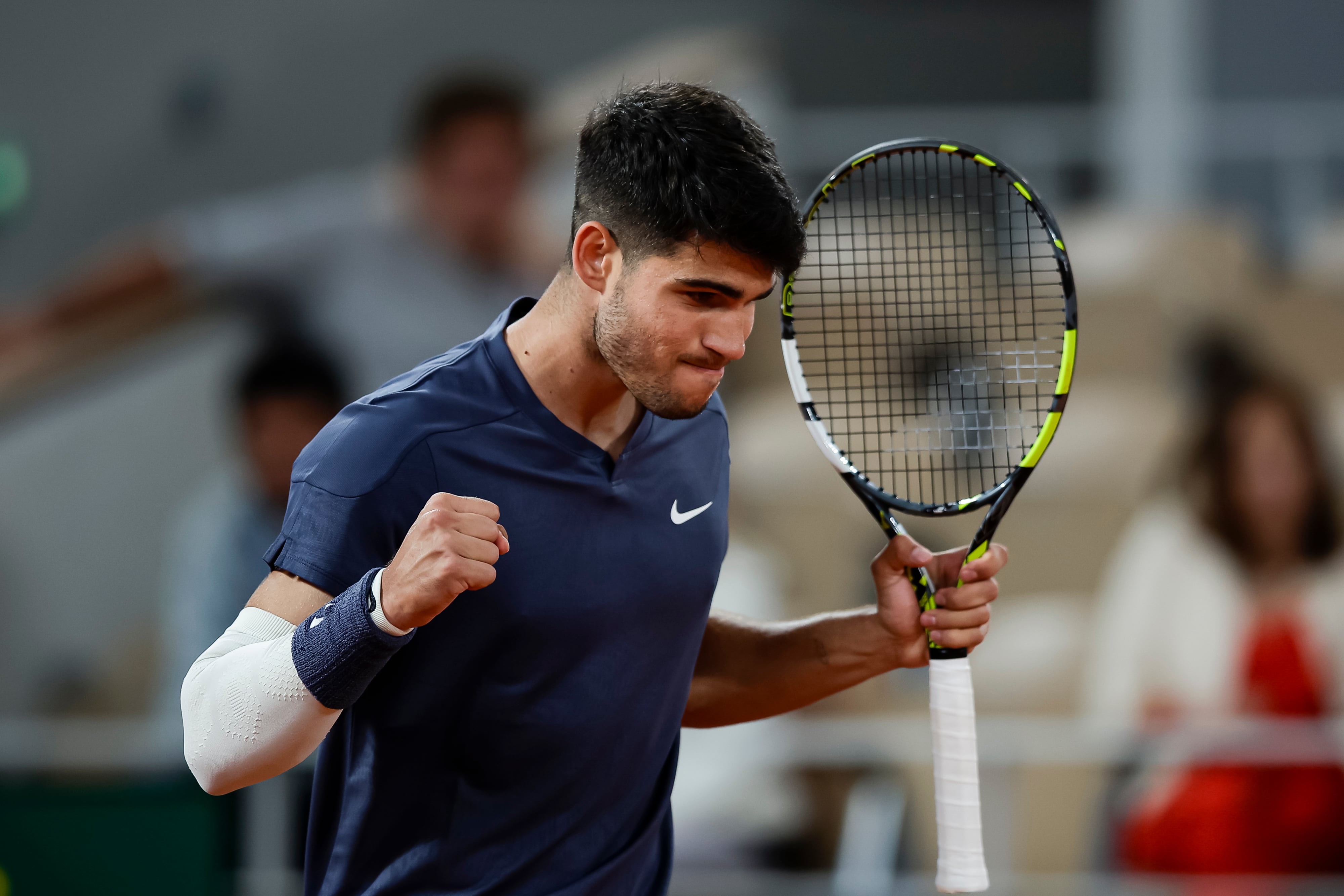 Carlos Alcaraz festeja un punto en Roland Garros