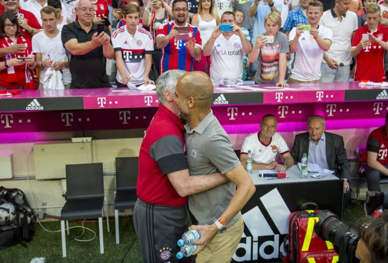 El saludo entre los dos técnicos, Ancelotti y Guardiola, antes de empezar el partido amistoso que enfrentó al Bayern de Munich y el Manchester City.