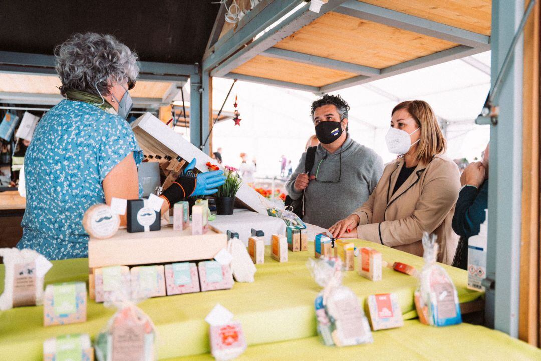 La alcaldesa de Arrecife y el concejal de Comercio, Ástrid Pérez y Armando Santana visitando una de las casetas del mercado navideño.