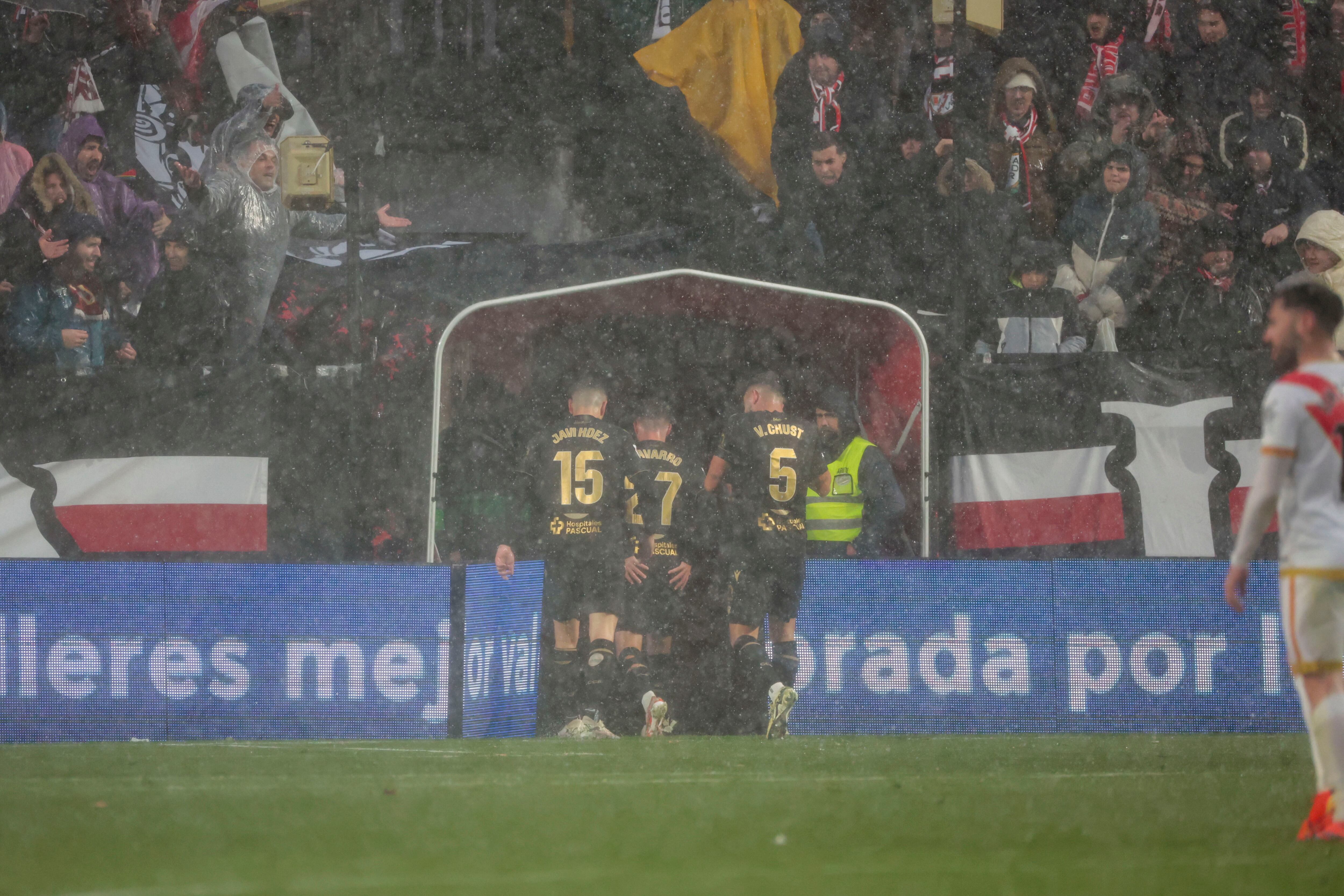 MADRID, 02/03/2024.- Varios jugadores del Cádiz abandonan el terreno de juego debido a la intensa lluvia que cae sobre el estadio de Vallecas durante el partido de LaLiga EA Sports de la jornada 27 entre Rayo Vallecano y Cádiz CF, este sábado. EFE/ Zipi Aragón