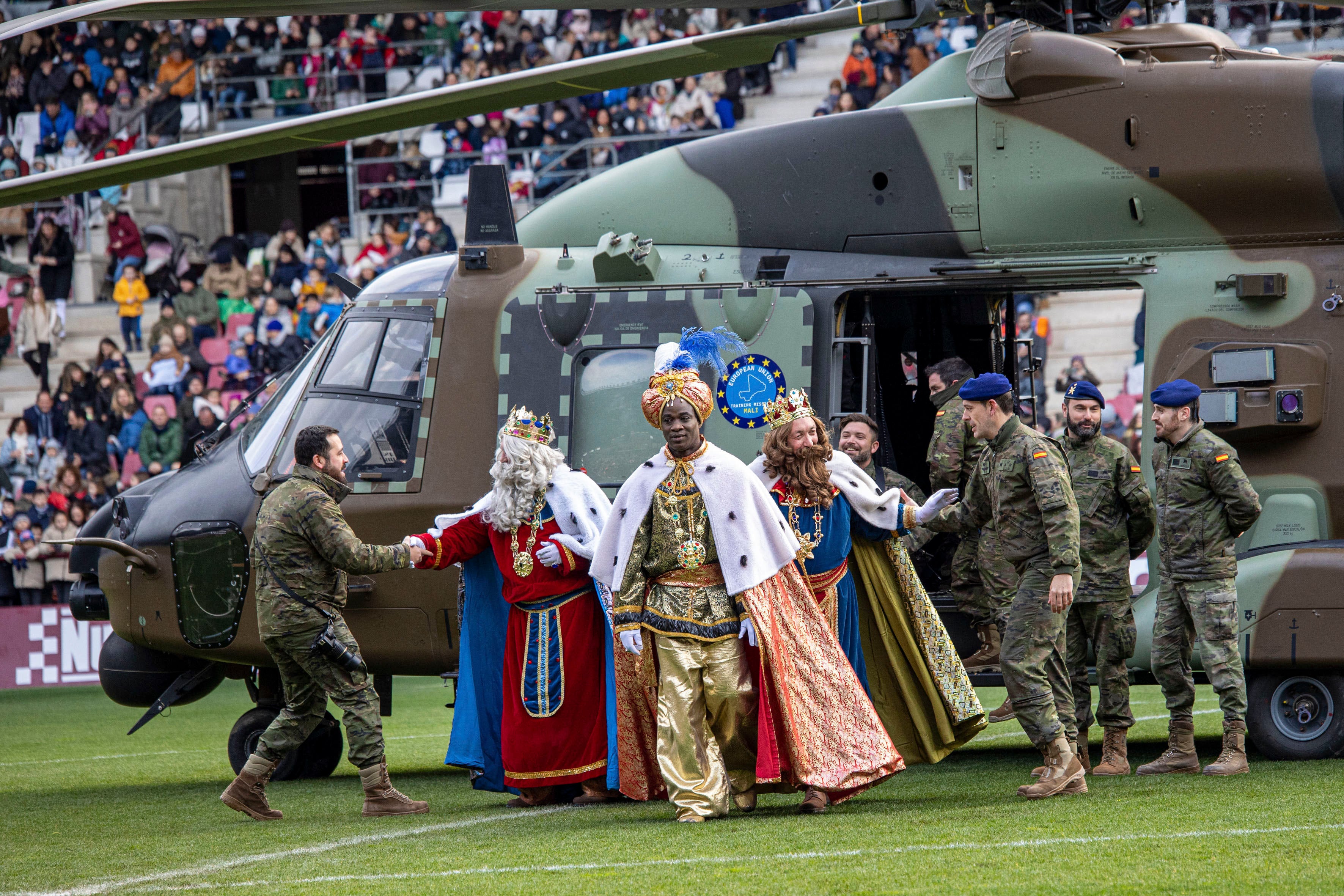 LOGROÑO, 05/01/2024.- Los Reyes Magos han repartido ilusión en su llegada este viernes a Logroño en un helicóptero recibido entre gritos y aplausos de los miles de niños que han llenado el estadio municipal de Las Gaunas para entregar sus cartas. EFE/ Raquel Manzanares
