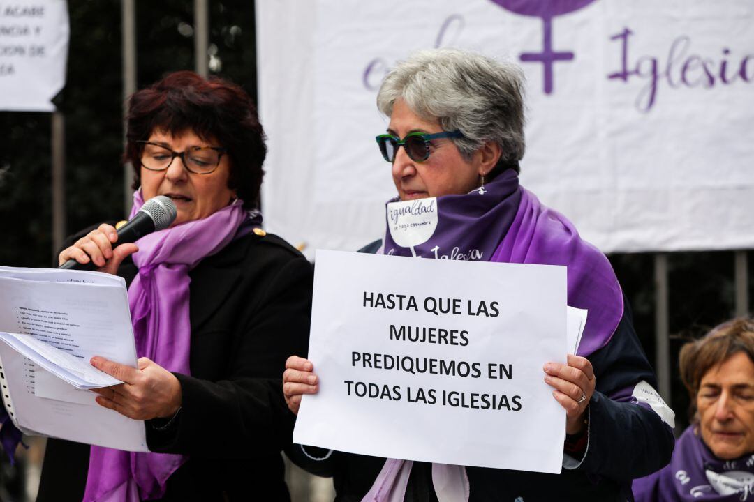 La teóloga y educadora social Pepa Torres interviene en la concentración de la plataforma Revuelta de Mujeres en la Iglesia junto a la catedral de la Almudena