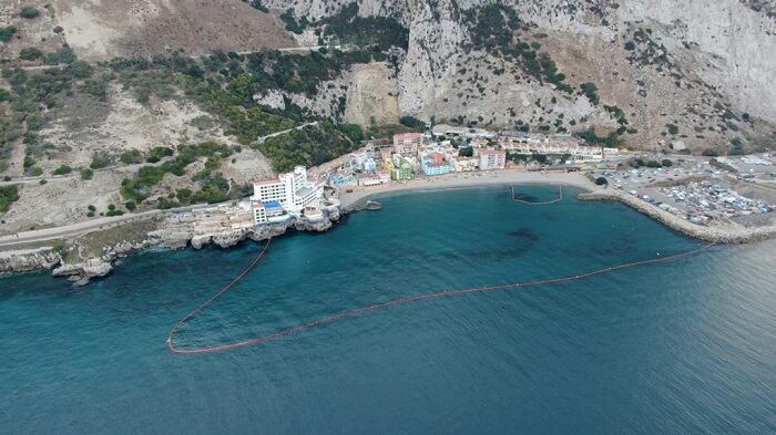 Barrera sobre Catalan Bay