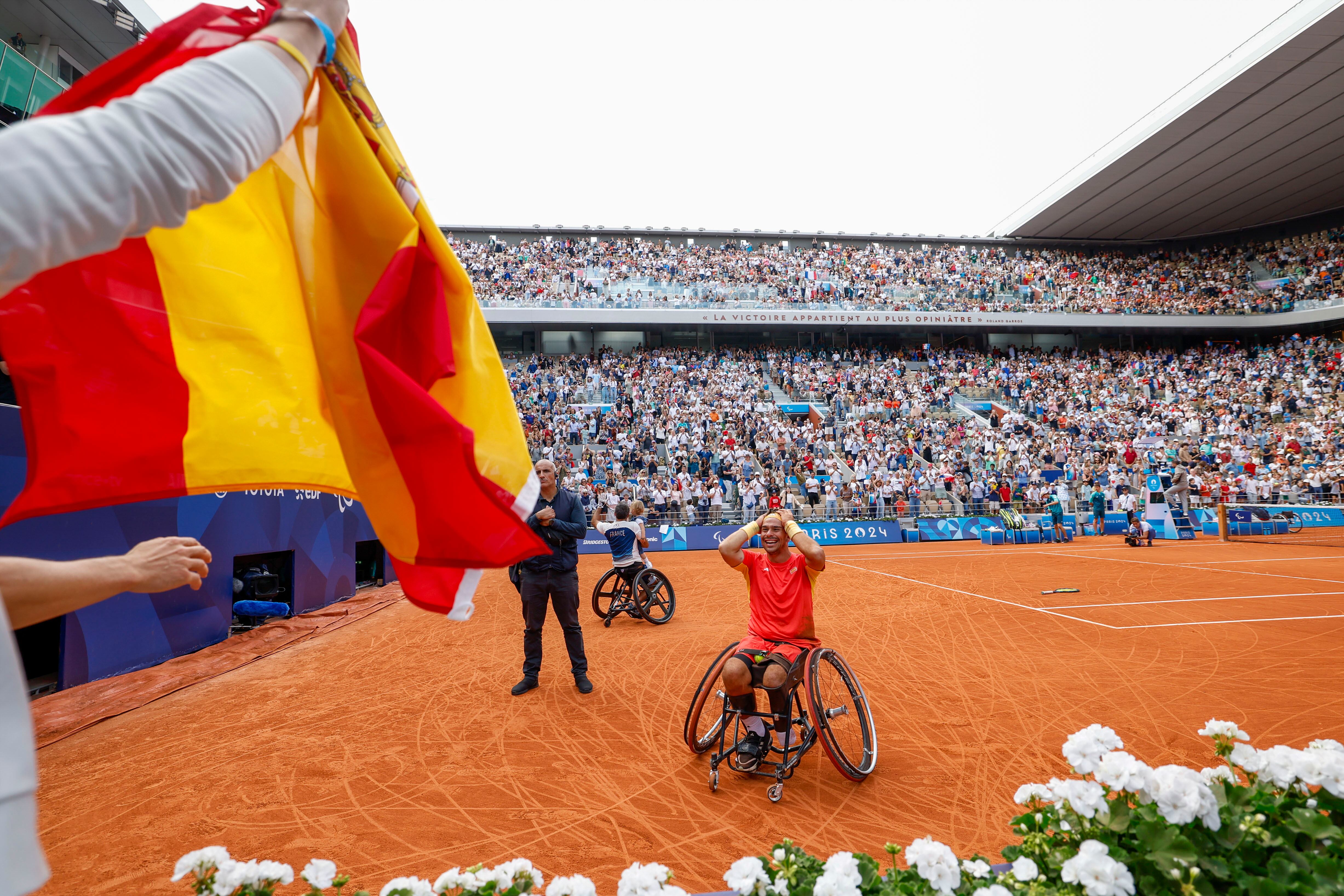 PARÍS, 04/09/2024.- El tenista español Martín de la Puente, celebra este miércoles su victoria tras imponerse en el partido de cuartos de final ante el francés Stéphane Houdet, en los Juegos Paralímpicos de París 2024 este miércoles.- EFE/ Javier Etxezarreta
