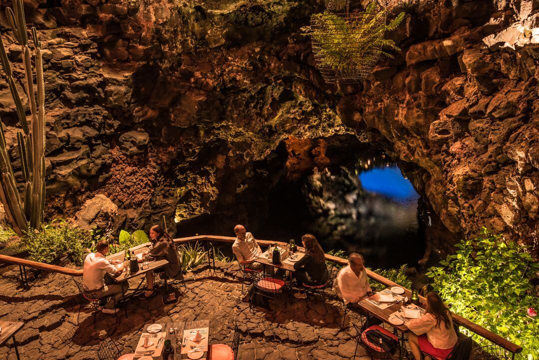 Jameos del Agua de noche.