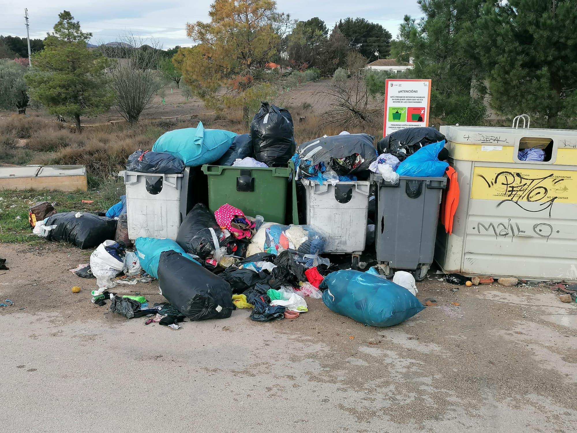 Contenedores repletos de bolsas de ropa usada