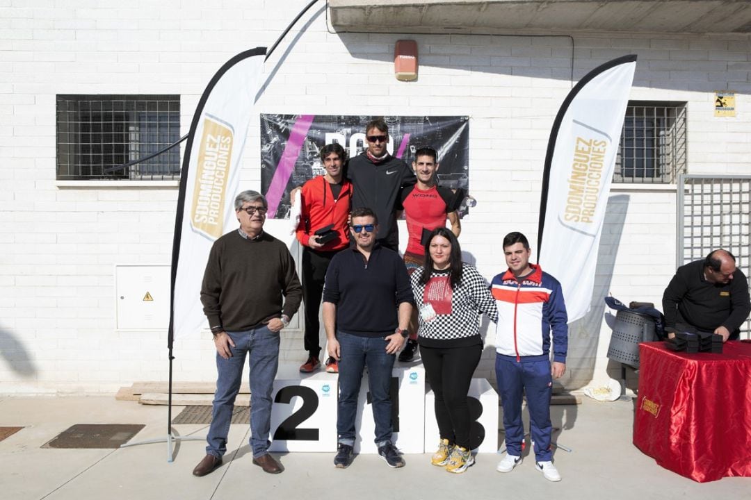 El podio masculino con el alcalde de Pechina y sus concejales.