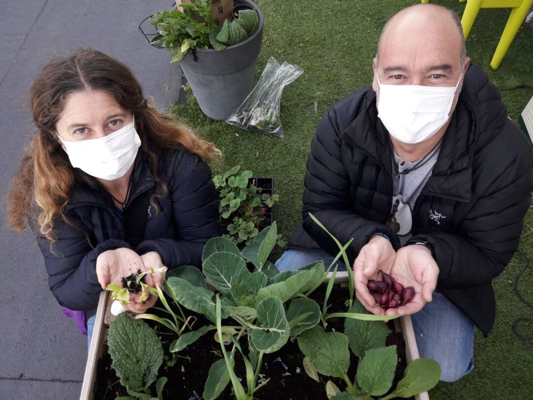 Plantamos cebollas y escarola con Amaia e Iñaki