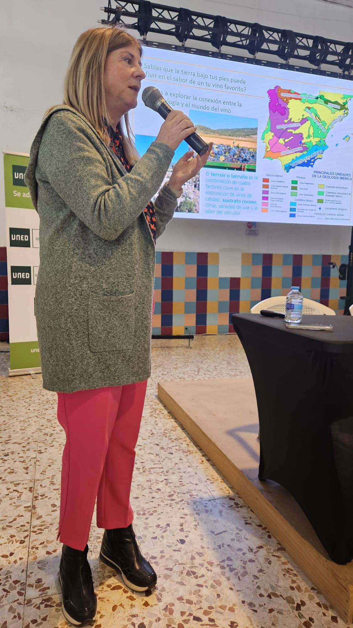 Rosario Jiménez Espinosa (UJA) durante su ponencia