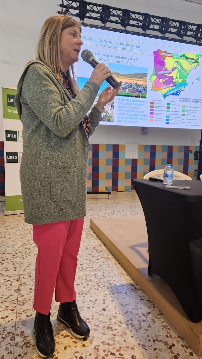 Rosario Jiménez Espinosa (UJA) durante su ponencia