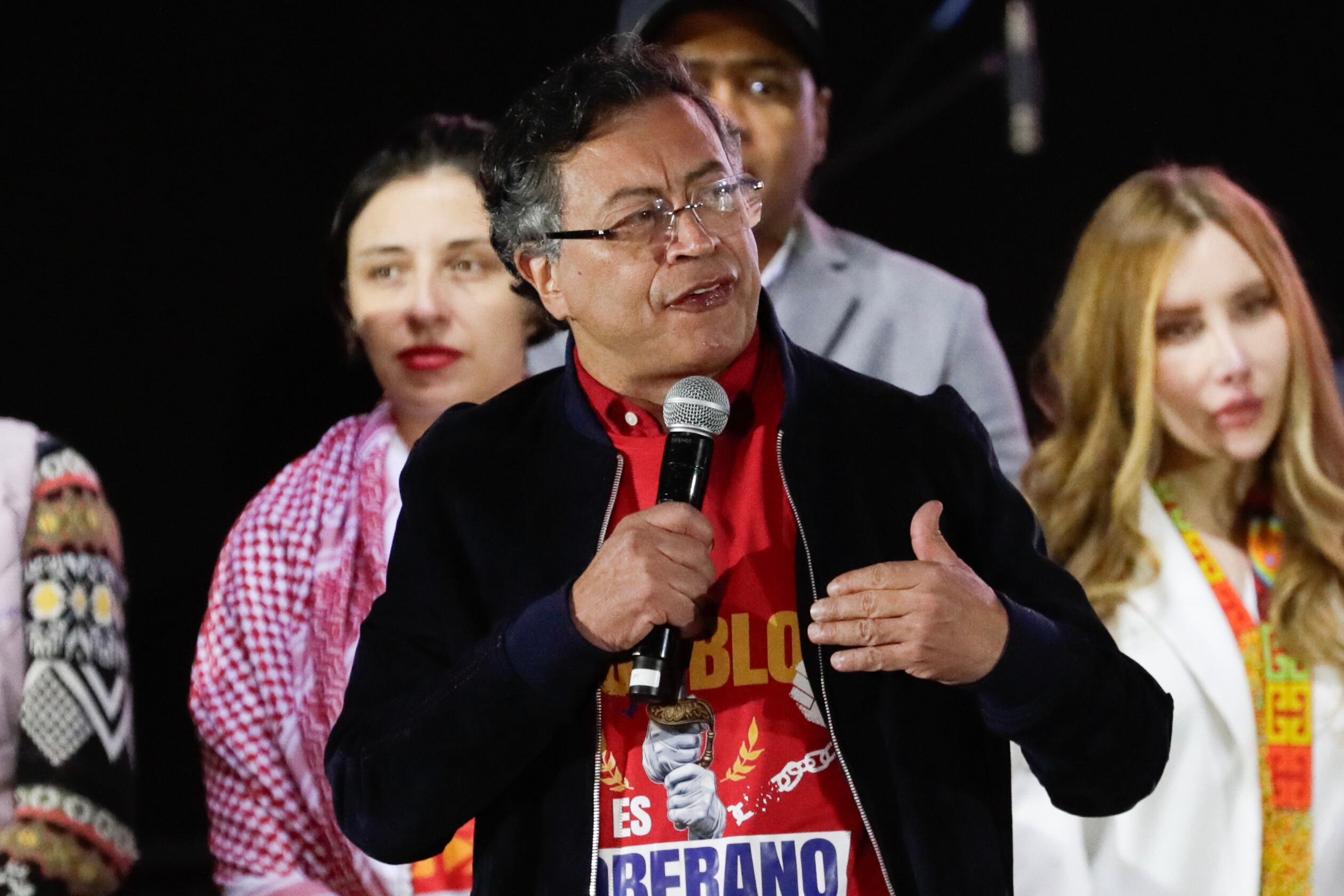 El presidente de Colombia, Gustavo Petro, habla en la plaza de Bolívar este viernes, en Bogotá (Colombia).
