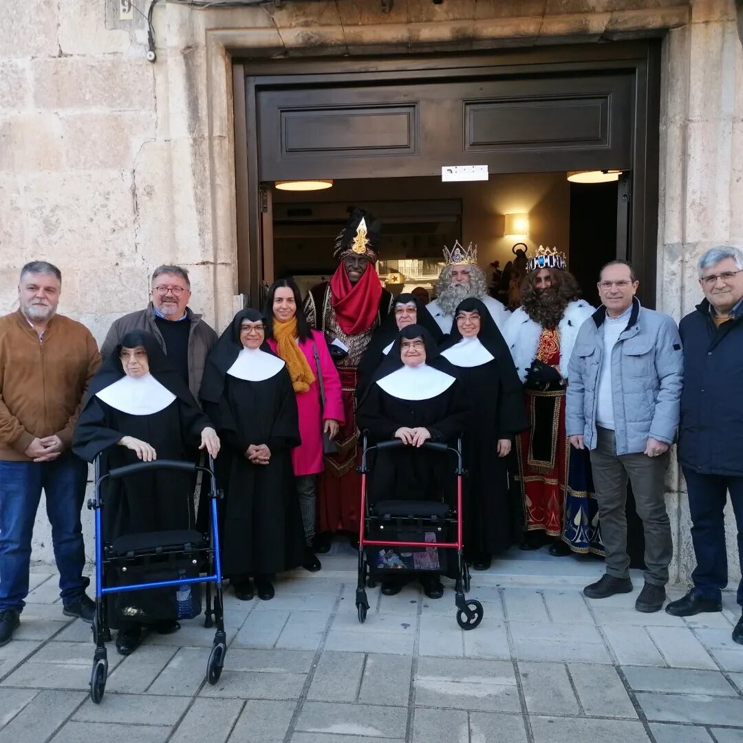 Visita de los reyes magos al asilo de Villena