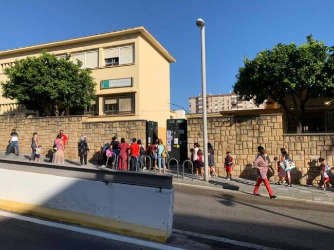 Padres junto a alumnos en el Colegio General Castaños.