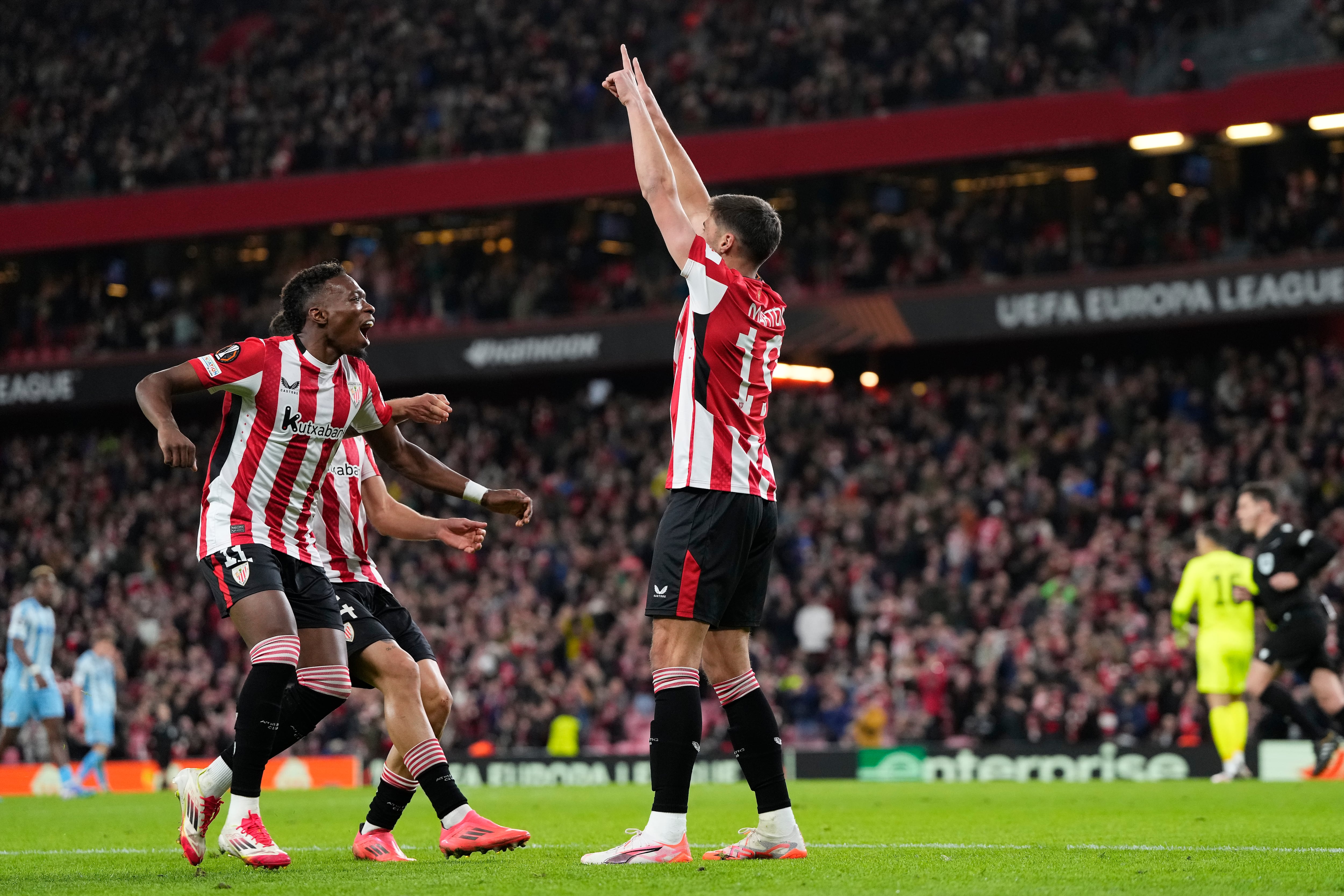 Djaló corre a celebrar con Javi Martón su primer gol en la presente edición de la Europa League, logrado en los últimos minutos del encuentro ante el Viktoria Plzen, disputado este jueves en San Mamés