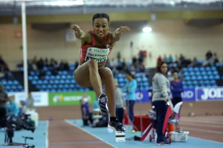 La atleta española Ana Peleteiro, durante su participación en la prueba de triple salto de la reunión de atletismo Villa de Madrid