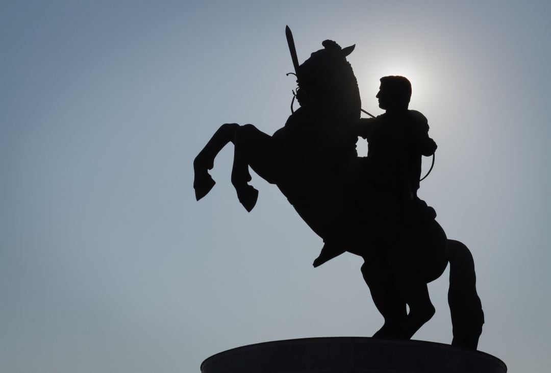 La estatua de Alejandro Magno en la ciudad de Skopje en Macedonia