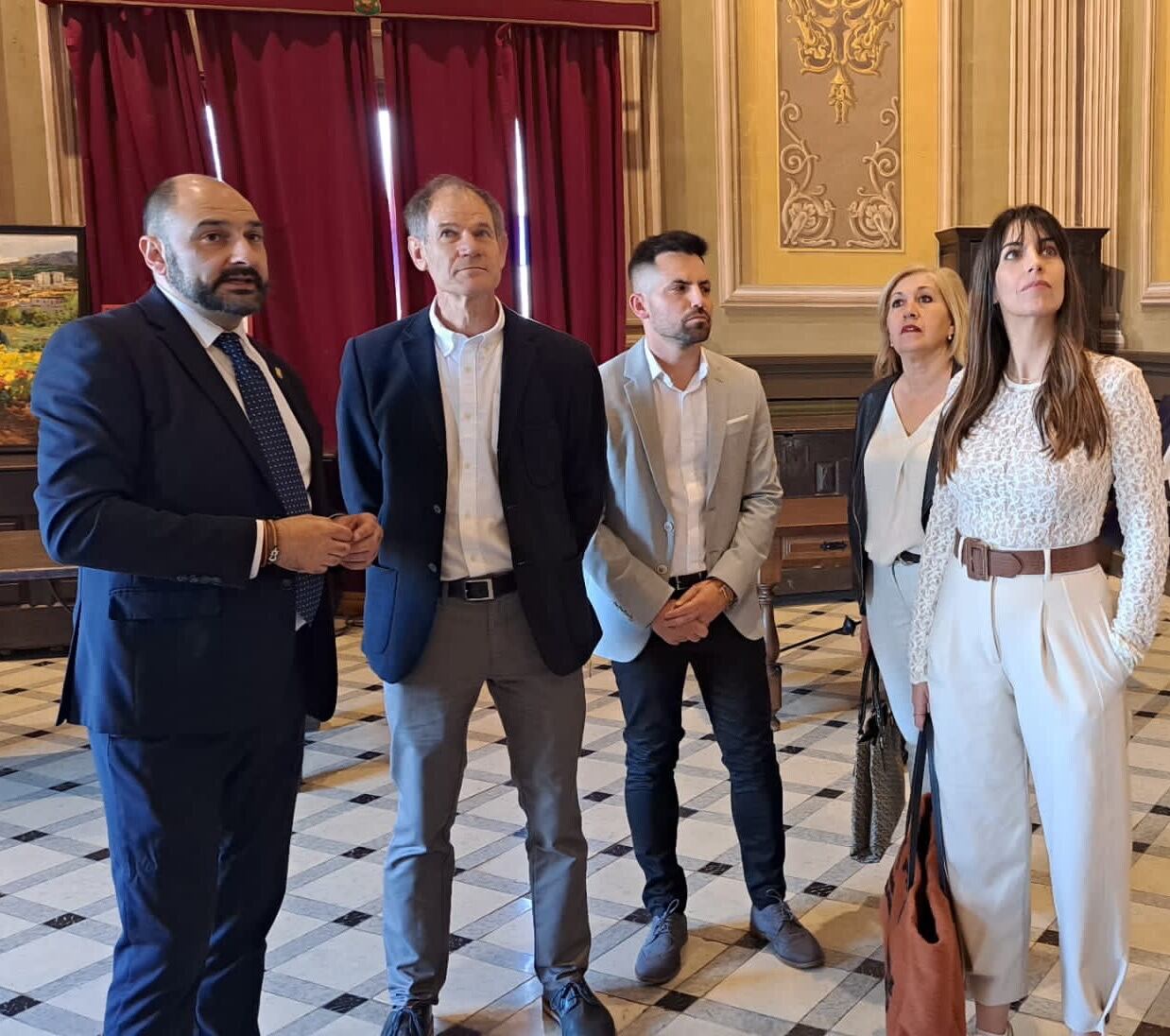 Abel Antón y Almudena Cid en el salón de plenos con el alcalde Fernando Torres y el concejal de deportes Francisco Albert. Foto: Ayuntamiento de Barbastro