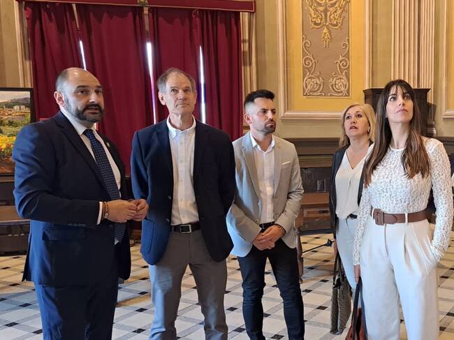 Abel Antón y Almudena Cid en el salón de plenos con el alcalde Fernando Torres y el concejal de deportes Francisco Albert. Foto: Ayuntamiento de Barbastro