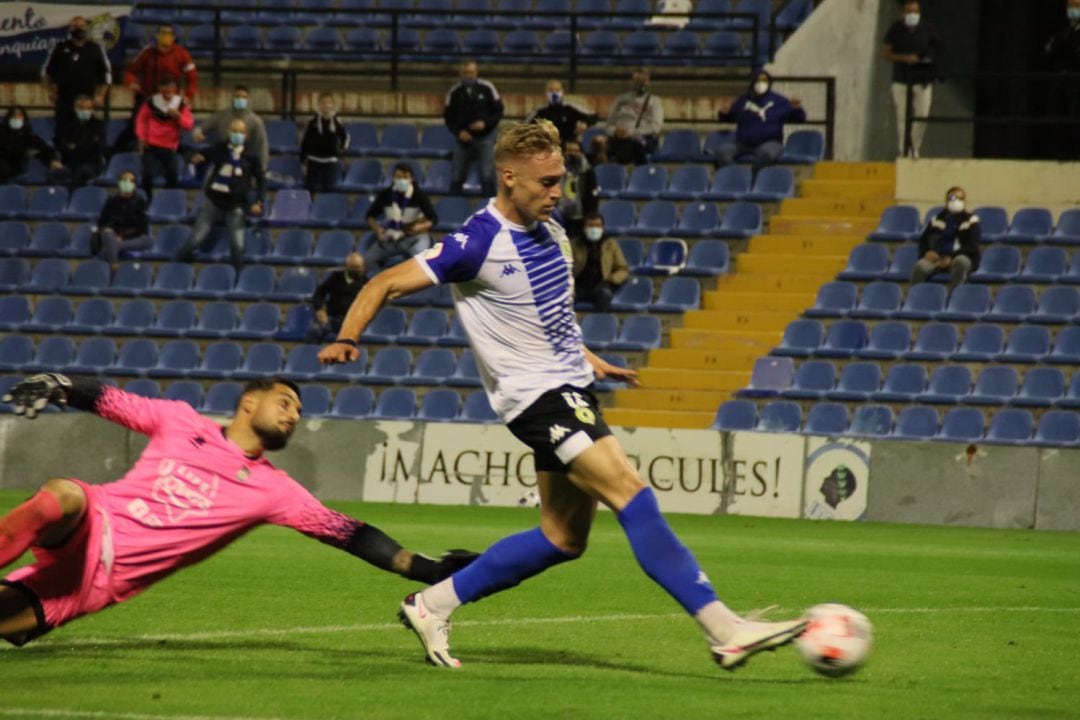 Manu Garrido supera a Lucas y marca el segundo gol 