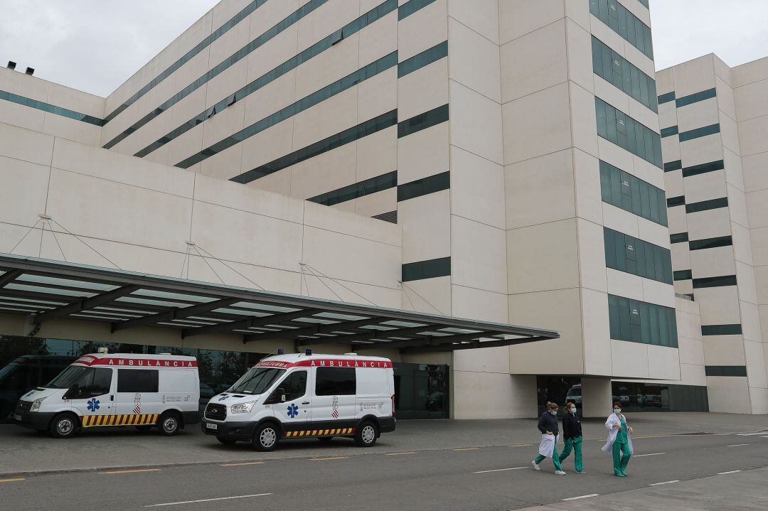 Personal sanitario se toma un descanso frente al Hospital Universitario la Fe de Valencia