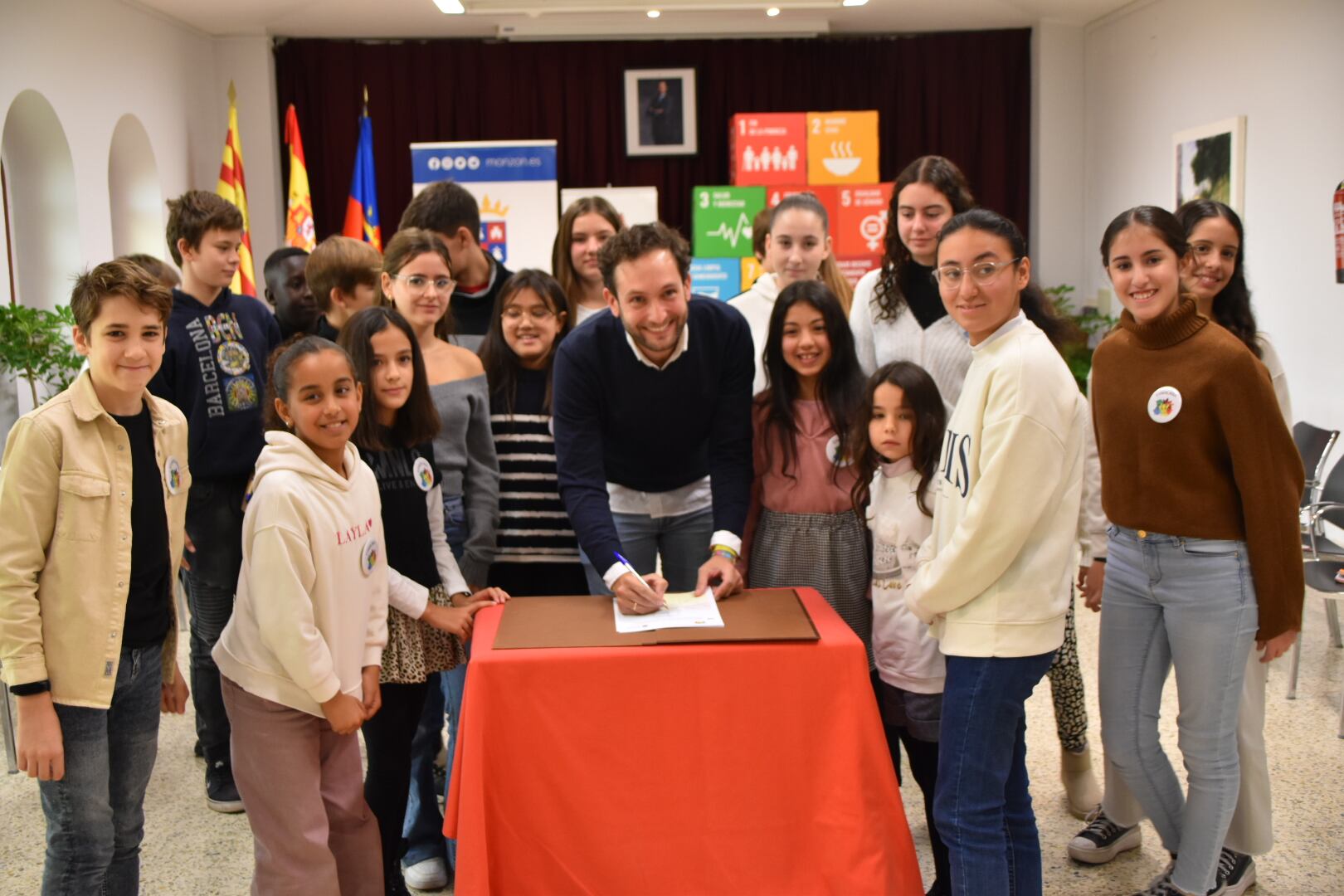 Isaac Claver firma el acta del nuevo Consejo Local de la Infancia