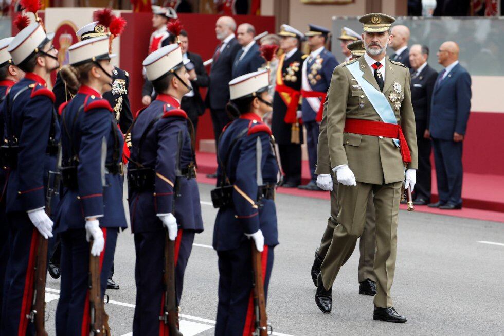 El rey pasa revista tras el tradicional desfile del 12 de octubre, uno de los actos conmemorativos del Día de la Fiesta Nacional.