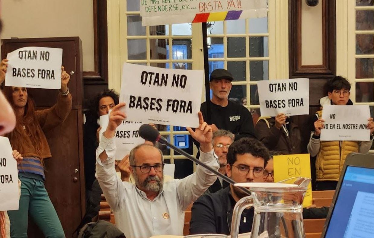 Membres de la Plataforma per la Pau mostrant cartells de rebuig de l&#039;OTAN