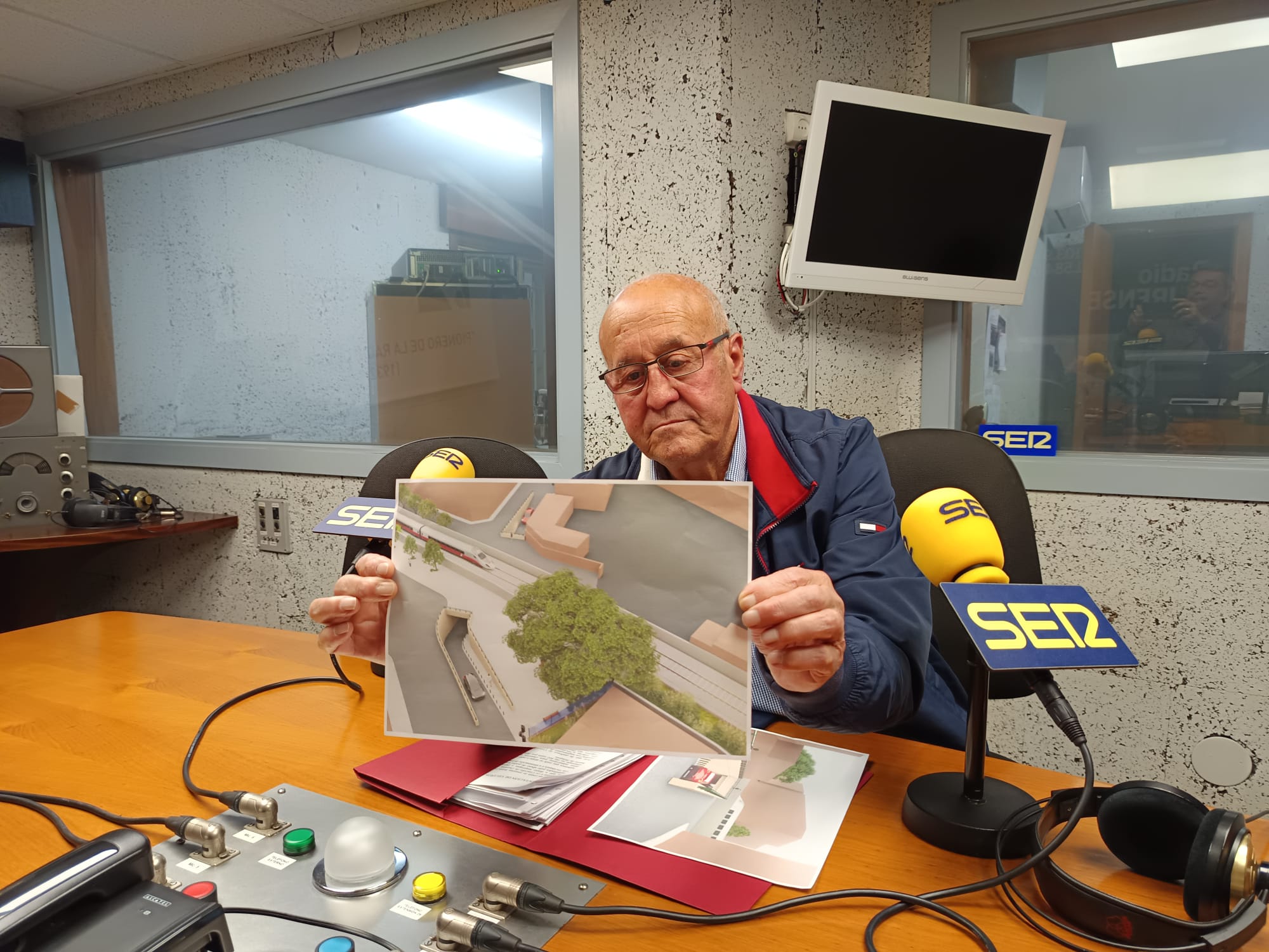 Ricardo Vázquez, presidente da Asociación de Veciños Peliquín Catro Camiños, nos estudios de Radio Ourense Cadena SER