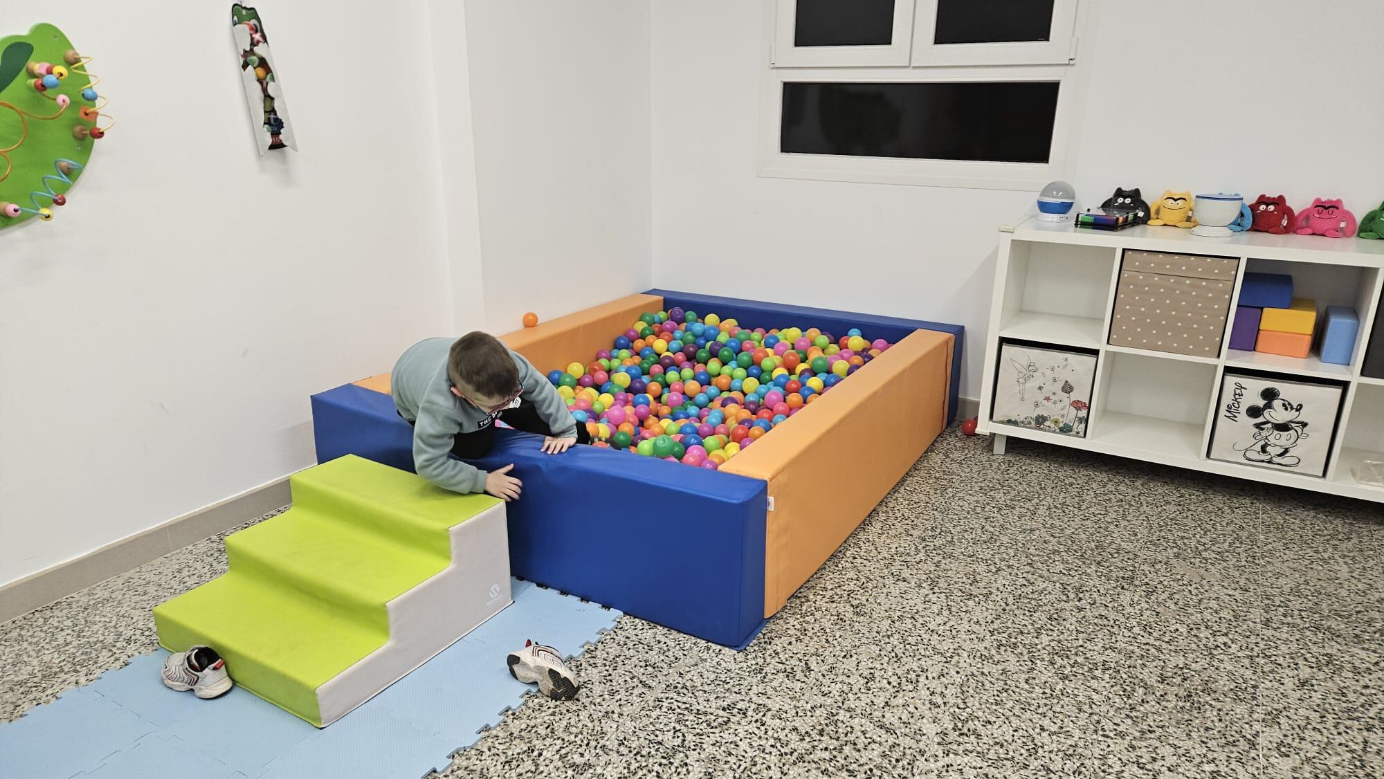 Uno de los niños de la asociación utilizando algunas de las instalaciones en la sede de la Asociación 'Soy tu voz', en la Casa de la Cultura