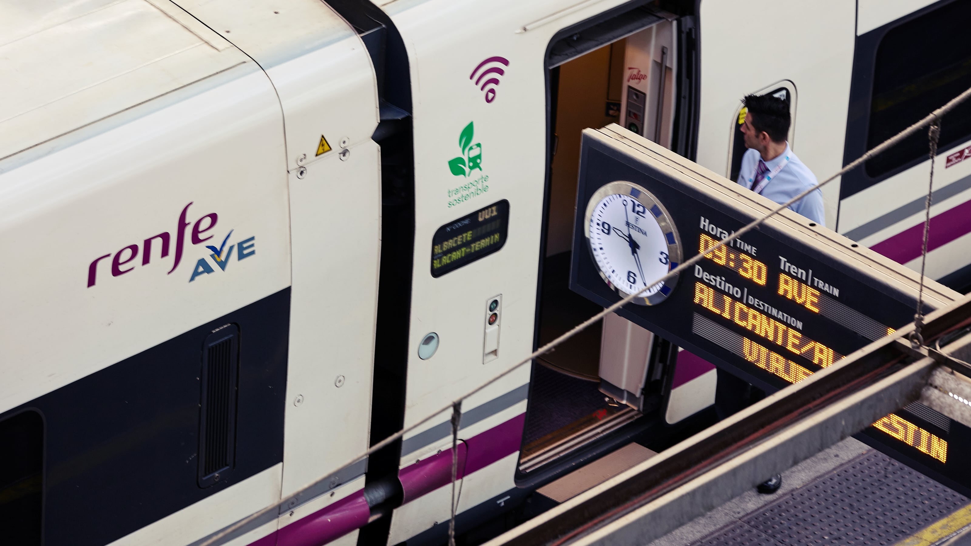 Tren AVE en la estación de Atocha, en Madrid, con destino Alicante