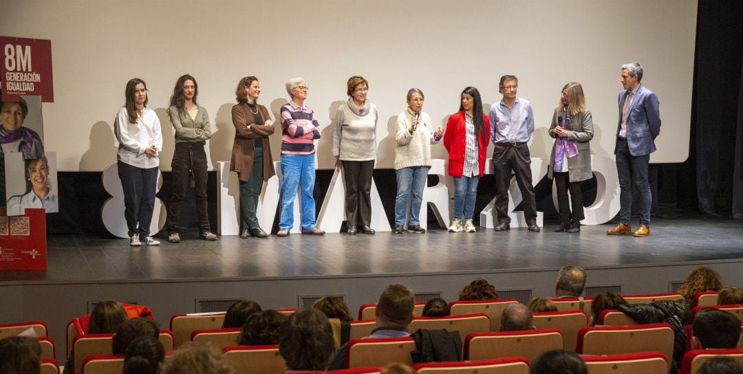 El vicepresidente de Cantabria, Pablo Zuloaga, en la presentación de las actividades por el 8M con los protagonistas del vídeo &#039;Generación Igualdad&#039;.