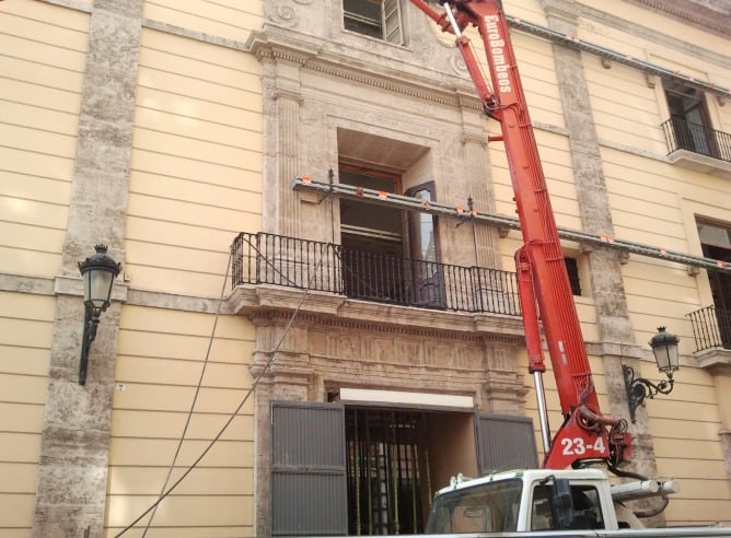 Aspecto de la puerta principal del patio de cristal, apuntalado en su interior por las obras de reforma