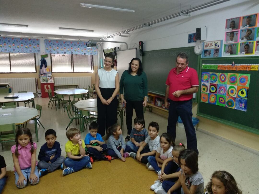 la delegada visitando a varios escolares en Beas de Segura