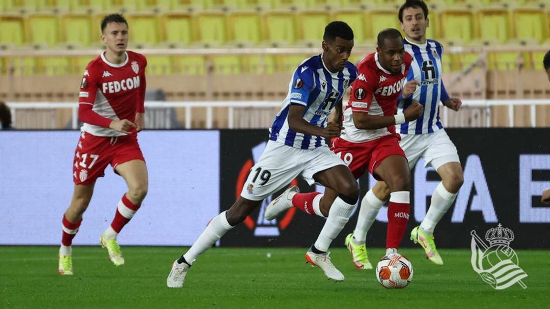 Isak conduce un balón en Mónaco ante la presión de Sidibe