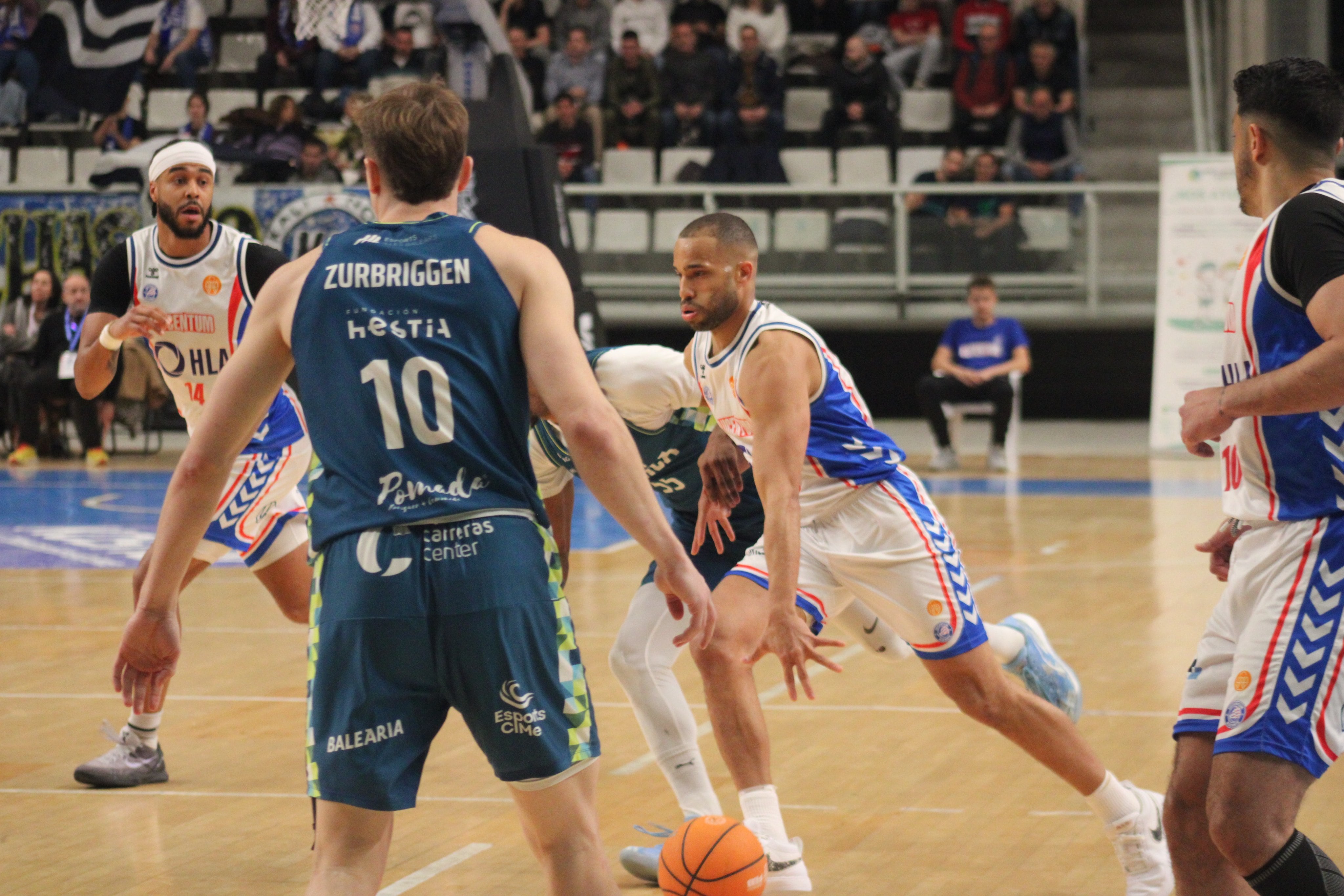 MIke Torres, jugador del HLA Alicante, frente al Hestia Menorca