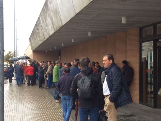 Decenas de afiliados de UPA, antes del inicio de la asamblea informativa